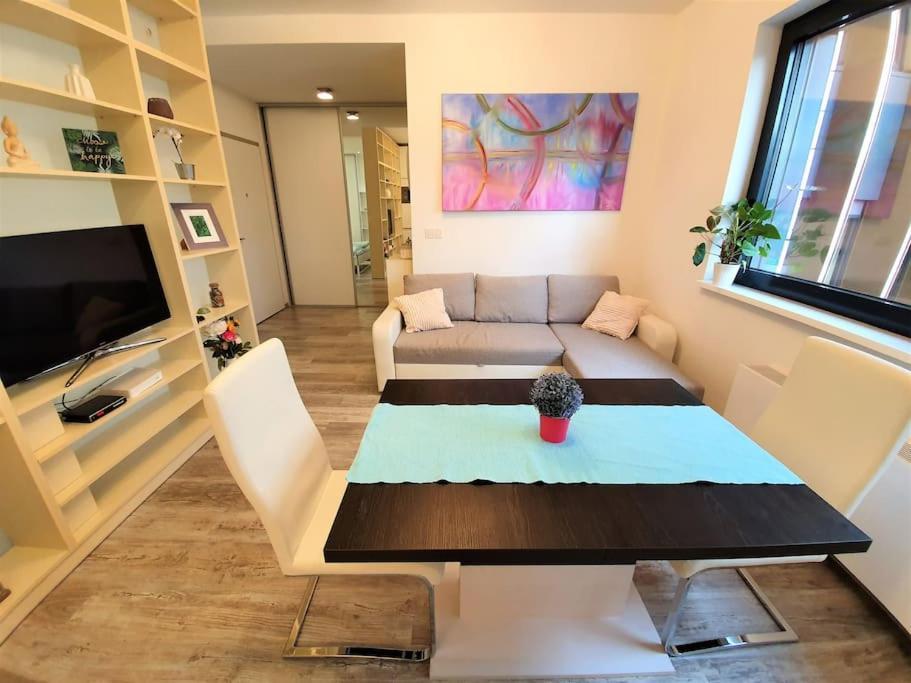 Comfy & Stylish Flat In The Centre + Parking Апартаменти